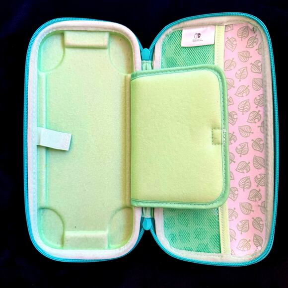 Nintendo Switch & Switch Lite Premium Vault Case Animal Crossing: New Horizons - Picture 3 of 6